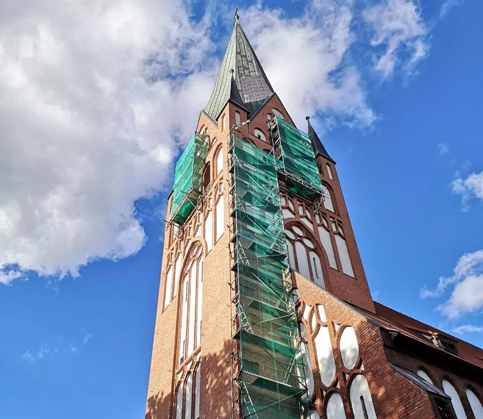 remontowana wieża kościoła